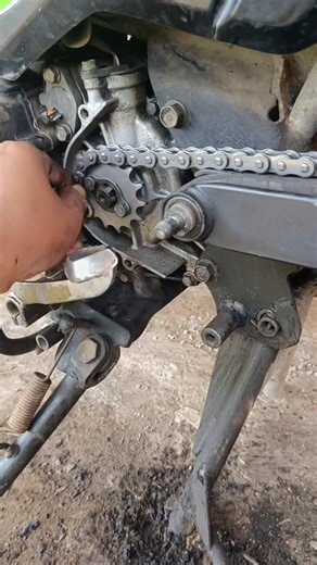 motorcycle chain installation process #chain #chaininstallation #motorcycle