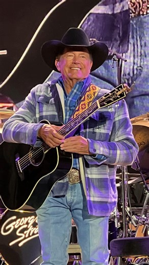@georgestrait performing “Every Little Honky Tonk Bar” #GeorgeStrait | The Country Wire