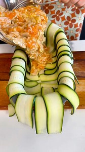 Stuffed Zucchini Bake 🥒 Looking for an original, bold, and delicious recipe? Save & share this one! Perfect for a healthy, easy, and budget-friendly meal that tastes amazing. ⸻ Ingredients • 2 zucchinis • 150g canned tuna or bonito • 4 eggs • 60g grated cheese • 1 carrot, grated • Salt, pepper & oregano ⸻ Method 1. Slice the zucchinis and arrange them in a baking dish or tray as shown in the video. 2. Mix the filling ingredients (tuna, eggs, grated carrot, seasoning) and place over the zucchini