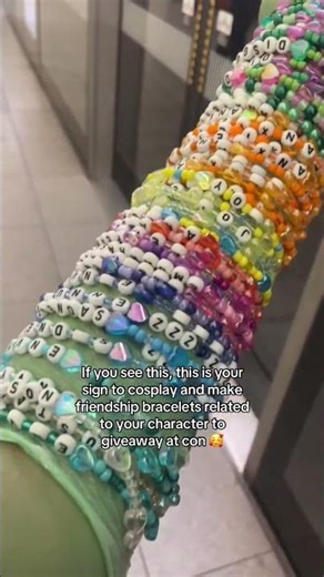 This is your sign if you’re going to comic con soon (did this when I was Disgust from Inside Out) 💚