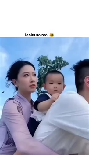 shivam on Instagram: "在日本，研究人员正利用智能人行道将日常活动转化为清洁能源⚡。这些道路内嵌特殊的压电材料，可以从行人的脚步中收集动能。当人们行走、奔跑或跳跃时，路面会轻微变形，从而产生机械压力。压电晶体将这种压力转化为电能🔋。 这些能量可用于照亮路灯、为公共显示屏供电，甚至监测行人流量。这种技术不仅减少了能源浪费，还展示了未来城市的无限可能🌍。 在东京、京都等城市的试验区，人们的每一步都在为绿色地球贡献力量💚。科技让生活更环保，也让每一个脚步更有意义✨ #日本 #科技 #创新 #可持续 #绿色能源 未来城市 环保 知识 事实 推荐 你知道吗 技术 实验 热门"