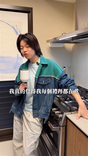 AMBER李安柏 on Instagram: "年末最期待的就是跟朋友家裡大亂聚！ 雖然很享受當私廚煮給大家吃 但最近煮太多實在不想再煮😅 ​這種時候就要吃火鍋！ 備料超級快又方便 省下洗鍋碗瓢盆的時間 馬上就能加入飯局！ 重點是 我 超 愛 喝 熱 湯（要滾燙那種 火鍋永遠都熱熱的 隨時想吃什麼都可以加 火鍋料絕對少不了老朋友 @laurel.tw 桂冠！ 這次推出跟這一鍋聯名的新品 直接幫大家試吃一輪 先說結論：超讚必買！ ​干貝漿煮下去滿滿的海鮮香氣 直接讓湯頭更鮮甜！ 重點是吃得到干貝絲跟魷魚本人！ Q彈又海味十足 喜歡海鮮的請直接三條起跳！ ​鮮蝦蛋餃內餡是魚漿基底混有蝦仁 ​​鮮甜又彈牙 而且調味層次豐富 外皮比以往更滑嫩還有蛋香 經典再升級超滿足！ 所有蛋餃控都要給我吃起來🙌🏻 ​現在還有限時優惠活動： -​聯名好禮： 購買聯名干貝漿、鮮蝦蛋餃，掃描 QR Code，可獲得「這一鍋相思豆沙鍋餅兌換券」；還有機會獲得「神仙肉券」！ -​歲末團聚抽獎： 2025/12/05 到 2026/01/08，單筆發票購買「桂冠火鍋料/冷凍火鍋湯底」任三件，到桂冠線上購物商城，於