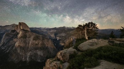 Stunning Timelapse Shows Aurora and Milky Way Over Yosemite