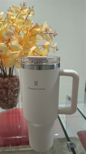 Confesso: eu só queria um copo bonito… mas o Romantic Crown me surpreendeu 🤍 Além de elegante e minimalista, ele mantém minha bebida quente por horas e gelada por muito mais tempo. Não é só um copo. É experiência. ✨ Já está na minha vitrine 🛒 #coporomanticcrown #copotermico #vidareal