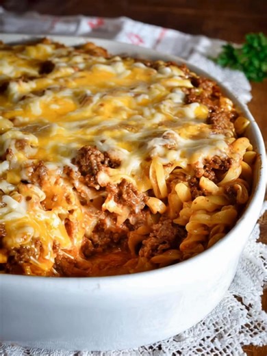 Cheesy Hamburger Casserole 🍔🧀 This Cheesy Hamburger Casserole is the ultimate comfort food—packed with seasoned beef, tender pasta, and melted cheese. Easy to make and perfect for busy weeknights or family dinners! Ingredients: 1 1/2 pounds lean ground beef 1 large onion, diced 1 tablespoon canola oil Recipe in the Coʍʍеոτ 👇 | Recipes by banana