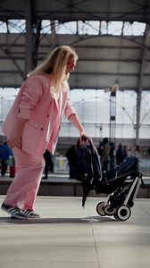 Tutti a bordo! Prendere il treno o l'aereo con CYBEX ORFEO non è mai stato così facile. Il suo design compatto ti consente di muoverti su binari affollati e salire a bordo del treno senza problemi assieme al tuo bambino. #CYBEXOrfeo Scopri di più: https://www.cybex-online.com/it/it/stores?utm_medium=social&utm_source=facebook&utm_campaign=tlp_it_it_feed_orfeo&utm_term=fan | CYBEX