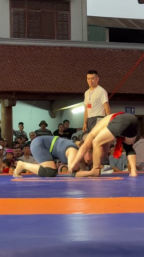 Trận Đấu Vật Đầy Kịch Tính Giữa Thu Trang