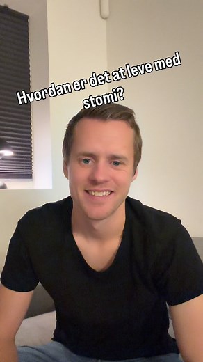 Reklame for @coloplastdk Jeg får tit spørgsmålet: “Hvordan er det at leve med stomi?” Sandheden er, at min stomi reddede mit liv 🥰 Før operationen var hver dag en kamp. Konstant smerte, træthed og frygten for, om det her nogensinde vil blive bedre, men i dag lever jeg et helt normalt liv, bare med en pose på maven. Jeg fik friheden tilbage. Friheden til at kunne lege med min søn. Friheden til at grine, spise, rejse og generelt bare til ... at leve. Min stomi er ikke et nederlag. Det er grunden 