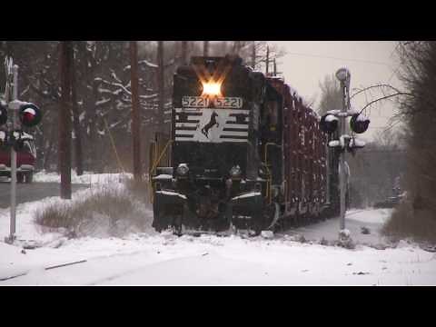 NS GP38-2 High Hood In Snow! Loads of horn! HD!