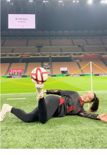 @arinafreestyle ⚽️❤️🖤 #acmilan #seriea #freestyle #footballfreestyle #tiktokfootball
