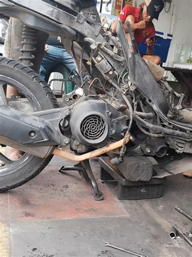 619K views · 6.2K reactions | remove the engine from the motorbike frame and open the engine comp cylinder section on a Honda automatic motorbike | Aeon | Facebook