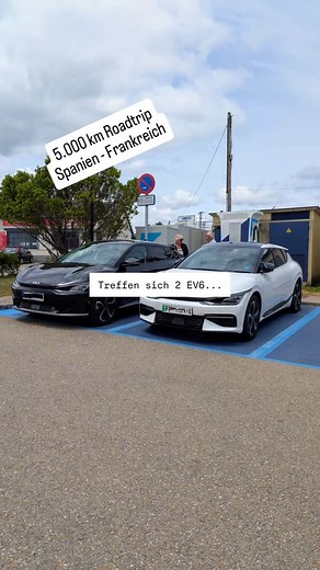 Wir wollen kurz bei #Zunder laden, treffen dabei ein nettes Paar aus Nottingham und quatschen, bis der Akku fast voll ist. Es geht auf die Autobahn A52 Richtung Ourense mit Pontevedra als finalem Ziel. Bevor wir auf die Nationalstraße wechseln, an der es bis Pontevedra keine Lademöglichkeit mehr gibt, halten wir in Xinzo de Limia, trinken Kaffee, essen einen Pintxo und laden am Tesla Supercharger. Der EV6 zieht sich immerhin fast 100kW. Gleich nebenan stehen schon die neuen HPC von Wenea, die si