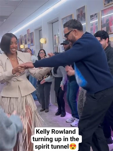 Kelly Rowland & Method man turning up in the spirit tunnel😍
