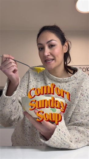 🍁Κάνουμε spice up την κλασσική κολοκυθόσουπα με λίγο bourbon & maple syrup 🥃 Υλικά: • λίγο ελαιόλαδο • ένα κίτρινο κρεμμύδι • δύο σακουλάκια βρασμένη κολοκύθα ή 1 ολόκληρη κολοκύθα περασμένη από φούρνο • 1 σκελίδα σκόρδο • γλυκιά & καπνιστή πάπρικα • δεντρολίβανο • αλάτι & πιπέρι • κύβο ζωμό κοτόπουλο • τριμμένο Ginger •1/4 της κούπας bourbon • 2 κουταλιές της σούπας σιρόπι σφενδάμου • 1 κούπα κρέμα γάλακτος #charakontochristou #wintersoup #kolokithosoupa #comfortsoup #sundaysoup