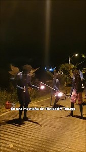 Viajamos por 100 países y llegamos a la isla de Trinidad y Tobago, uno de los grandes misterios del Caribe. Este destino, mucho menos visitado que otros del archipiélago, guarda tradiciones únicas que lo diferencian. Aquí tuvimos la oportunidad de conocer a los famosos Blue Devils o demonios azules, protagonistas del carnaval de Trinidad, una de las celebraciones más intensas y auténticas del Caribe. Los Blue Devils pintan sus cuerpos de azul y recorren las calles con movimientos dramáticos, bai