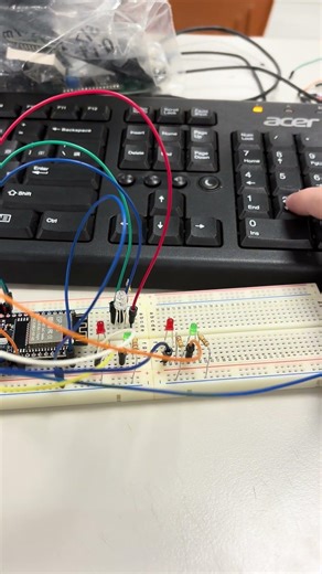 德明財經科技大學D11319105 esp32 序列埠輸入1-3，控制控制全彩LED燈紅燈、綠燈、藍燈閃爍4次