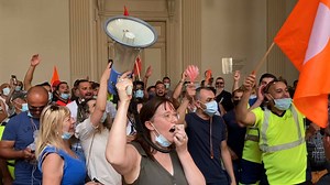 🔴 Plus de 500 agents de la ville d’Avignon, tous métiers confondus, ont pénétré ce lundi matin au sein de l’Hôtel de ville, dans une ambiance survoltée | La Provence