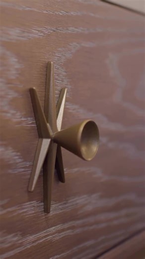 Geçmişin Işıltısı, Bugünün Zerafeti Hilton Istanbul Bosphorus: Geçmişin Mirasını ve Geleceğin Çizgilerini Buluşturuyor. Tarihinde birçok ilke ev sahipliği yapmış olan Hilton Istanbul Bosphorus, değişen dünyanın ihtiyaçlarına yanıt vererek ikonik ismini yarınlara taşımak için ilk adımı tamamladı. Bu yenilenme sürecinin birinci aşaması olan ilk bölüm odalarımızı bugün itibariyle misafirlerimizle buluşturmaktan mutluluk duyuyoruz. Renovasyon projesinde, yerel tasarım referansları ve Türk kültüründe