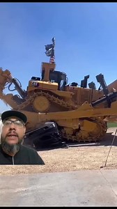 ZEN REALIDAD SE TRATA DE UN BULLDOZER CAT D11 Y UNA CADILLAC. ESCALADE pero a las personas les fascina corregir !!! #cars #autos #coches #tractor #bulldozer #heavymachinery #murica #america #trokas #mamalona #fun #comedy #foryou #fypシ゚viral | Koopas speed shop & metal working