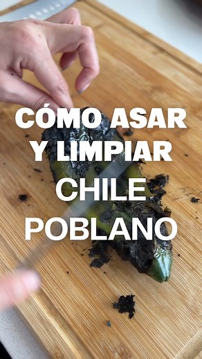Tip rápido para asar y limpiar chiles poblanos, ¿y tú cómo lo prepararás en rajas o relleno? #chefanacasanova #TipDeCocina #recetas #cocina | Ana Casanova