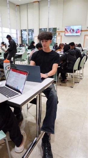 受験生向けAPUgram on Instagram: "ヨーロッパ留学準備中！ 立命館アジア太平洋大学（APU）に通う、日本で生まれ育ったハーフの学生さんにインタビュー✨ APUは学生の半分が海外からの留学生😲 世界の100以上の国や地域から学生が集まって、キャンパスで共に学んでいます。 国際的な環境はトップクラス！日本にいながら毎日が国際交流！ だから、世界のいろんな国の友達が作れる環境があります🌎 ✅ 世界中の友達ができる！ ✅ 英語開講の授業が受けられる ✅ 授業はもちろん、日常生活の中でも英語力UP！ ✅ APUでのグローバルな人脈で、将来の可能性が広がるかも ✅ 留学プログラムも多彩！ ✅ 多様な文化に触れて成長できる！ 世界とつながって、未来が広がるキャンパスライフ✨ APUでは、気軽に参加しやすいオンラインイベント、 キャンパス見学会、オープンキャンパスなどを開催！ 詳しくは 👉 プロフィール欄「受験生サイトAPUmate」のイベント情報 をチェック✔️ ✅受験生サイトAPUmate ✅資料請求 ✅公式LINE（⭐️オススメ⭐️） 👉詳細はプロフィールのリンクから