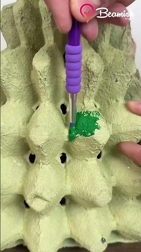 Craft a Christmas tree using egg carton 🥚🎄 #creative #eggcarton #christmastree