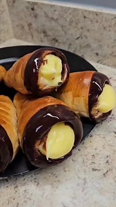 Como hacer conos rellenos con crema pastelera tiempo de horno 150grados centigrados x 25 minutos | Panadería paso a paso con Sergio López