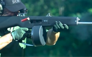 让人闻风丧胆的AA-12自动霰弹枪