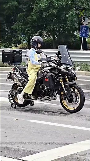 Why Does This Biker Use Retractable Training Wheels? 🤔🏍️