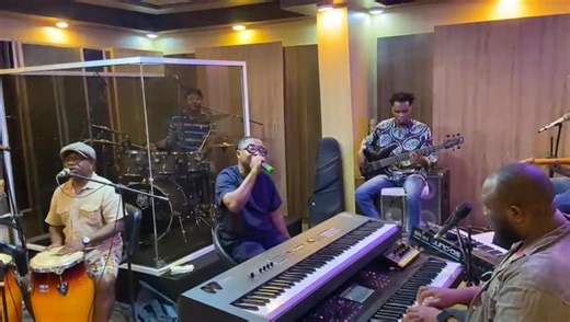 Un petit clin d’oeil d’amour à vous qui aimez ma musique, Le Zouk! Bon jeudi à vous | Toto Patrick Officiel