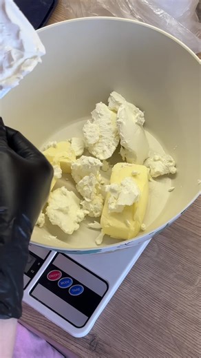 Всем привет✨ Я Милана, и в этом блоге я показываю свой путь к профессиональному кондитеру) Сегодня я делала торт на заказ, который сделан из ванильного бисквита и малинового конфи Для торта у меня был заранее заготовленный бисквит, оставалось сделать крем и малиновое конфи. Как только сделала крем, я занялась черновой отделкой, Далее я обернула торт в плёнку и положила в холодильник на 2 часа. Весь крем я окрасила в цвета, которые нужны для заказа и расфасовала по кондитерским мешкам. Потом так 