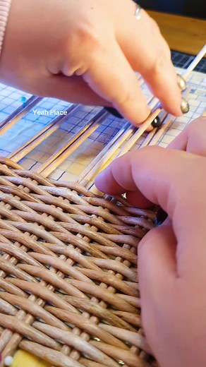 Papier-Organizer aus alten Prospekten flechten