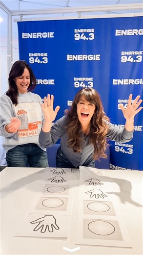 ÉNERGIE 94.3 on Instagram: "Idée de jeu à faire dans vos partys de Noël! 🎄 Testé et approuvé par le duo McKim! 🙌🏼 @kimoune @marieclaudesavardoff #jeu #radio #montreal #noël"