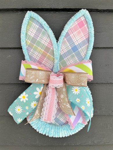 Easter bunny wreath, chunky yarn bunny