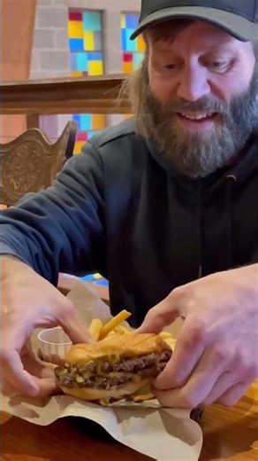 BOOMERANG BURGER at Tiny’s West Coast Kitchen in Springfield, Oregon BURGER REVIEW