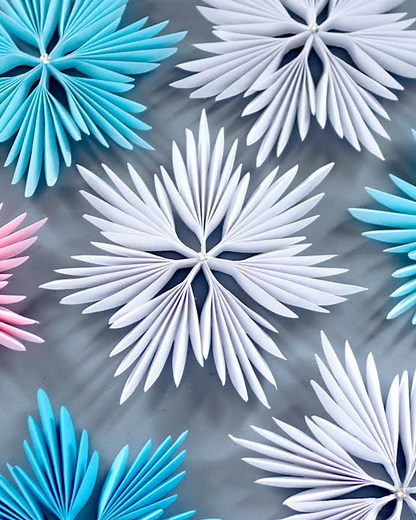 Learn how to make these stunning snowflakes out of paper! ❄ | MetDaan DIY