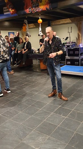 Wat was het een Toppie FEESTJE bij Café de Valk . Alle artiesten, geluid en vrolijke gasten SUPER BEDANKT dat we samen zo,n mooi sucses hebben kunnen maken van deze middag. Filmpjes van de andere artiesten komen vanavond ook op facebook! Het volgende feestje is al in de planning. Verdere info volgt binnenkort. | Rini Oostvogels