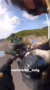 Torniamo a parla del target fixation , la moto va dove noi guardiamo ! In una sistemazione di pericolo dobbiamo guardare nella direzione “opposta” e gestire gli automatismi per evitare di farci trovare impreparati!! Vuoi perfezionare la tua guida in moto ? Vuoi divertirti in moto con la consapevolezza di avere le giuste tecniche ? Ti aspettiamo ai nostri corsi SAFETY DRIVE e le curve saranno la parte più bella dell’andare in moto !! #moto #motolife #motorbike #motorcycle #bike #bikeride #riders 