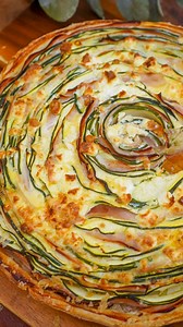 Zapiekanka z cukinii 🔥👇 ✅️🔥 Koniecznie zaobserwuj mój profil, by być na bieżąco! Zapiekanka z cukinii Składniki Zapiekanka: • 5 cukiń – pokrojonych w cienkie, długie paski • 1 arkusz ciasta francuskiego (na formę do zapiekania lub do tarty) • 1 jajko – do posmarowania ciasta • ok. 400 g szynki • 4 jajka – do masy jajecznej • sól z czosnkiem niedźwiedzim lub zwykła sól • pieprz • ser feta – do posypania wierzchu (ilość według uznania) Sos 1 (czosnkowo-szczypiorkowy): • 3–4 łyżki jogurtu grecki