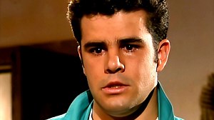 ¡Sus ojos se llenaron de lágrimas. 😭 Sergio va a San Martín de la Costa, descubre el trágico destino de Marimar y siente una profunda culpa. 🥺 #Marimar, clásico remasterizado en exclusiva por #TLNovelas | tlnovelas