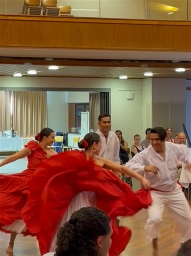 🇵🇪 FESTEJO 🇵🇪 Una danza afroperuana que lleva en su ritmo la memoria de sus raíces y la fuerza de su historia. Nacido de la resistencia y la esperanza, convirtió la música en libertad. En cada paso florece el orgullo de un pueblo que mantiene vivo su legado con el corazón #festejoperuano #peruanosenelextranjero #CulturaPeruana #peruanosensuiza #switzerland