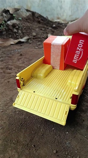 RC Toyota Hilux 1983 Hauls Giant Packages! 📦🚙 | Realistic Mini Truck