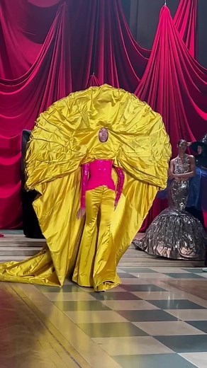 London Fashion Week is here, and the spring 2023 season kicked off with an operatic start thanks to Harris Reed! | Vogue
