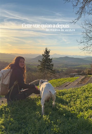 Un théâtre de verdure face aux volcans d’Auvergne au moment du coucher de soleil. 🌅 On est ici dans la Toscane Auvergnate, un coin d’Auvergne connu pour ses collines et ses paysages vallonnés. Le panorama est assez incroyable, et pourtant c’est à seulement quelques kilomètres de chez nous. C’était la première fois qu’on venait découvrir ce point de vue à Égliseneuve-près-Billom, et clairement on reviendra. 📍Le lieu s’appelle le théâtre de verdure d’Égliseneuve-près-Billom. Pour y accéder : gar