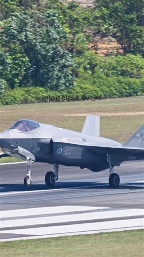Aussie Lightning II touching down at Pekanbaru. Elang Ausindo 2025. . #raaf #australianairforce #ausairforce #F35 #f35a #lockheedmartin #tniau #pekanbaru #aviation #planespotting #avgeek #militaryaviation #instaaviation #airplanespotting #militaryaircraft #fighterjet #aviationlovers #airshow #ausindo #fighterpilot | WL Tan's videos and photos