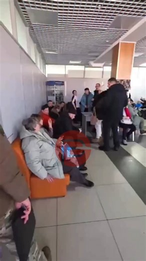 Человек и Закон — Резонанс on Instagram: "Камчатцы с ночи стоят в очередях за льготными билетами «Аэрофлота» В Петропавловске-Камчатском с трех часов утра выстраиваются очереди в кассу «Аэрофлота»: люди записываются в списки, чтобы успеть купить льготные билеты на лето. Авиакомпания открыла продажу субсидированных билетов для жителей Дальнего Востока на сезон до 25 октября 2026 года. Для взрослого с дальневосточной пропиской полёт до Москвы и обратно обойдётся в 20 400 рублей. В одну сторону бил