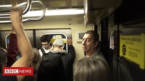 Como é a rotina dos trabalhadores que passam quase um terço do dia dentro de ônibus, metrô ou trem - BBC News Brasil