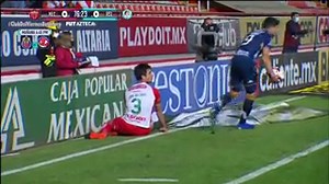 Unai Bilbao de Necaxa se lesionó con un clavo en la cancha del estadio Victoria en Liga MX.