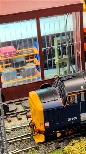 🚆 O Gauge DRS Class 37 Moves Through the Yard #modeltrains #railway #shorts