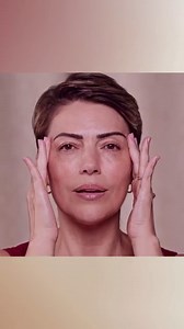 El nuevo Sérum Intensivo Lifting y Firmeza de #NaturaChronos estimula los 3 tipos principales de colágeno del rostro, actuando de forma inmediata, progresiva y duradera. Disfruta tu piel más firme, hidratada y con contorno facial definido desde la primera aplicación. | Natura